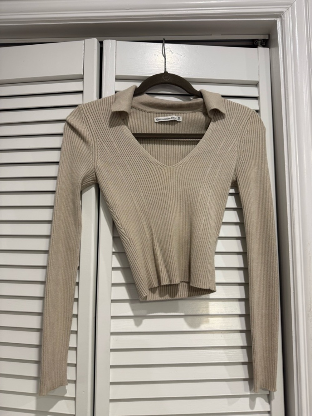 Abercrombie & fitch Ribbed V-Neck Collared Knit Top in Beige